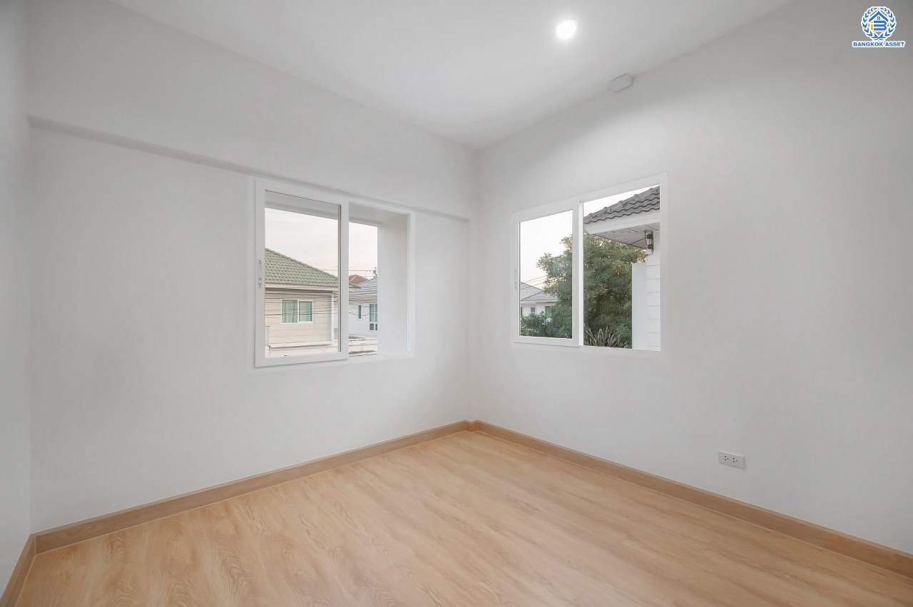 บ้านมือสองตกแต่งใหม่ โครงการ เดอะวิลล่า ราชพฤกษ์-ท่าอิฐ แบรนด์ Property Perfect เดินทางสะดวก เนื้อที่ 35.8 ตร.ว. ฟังก์ชัน 3 ห้องนอน 2 ห้องน้ำ จอดรถได้ 2 คัน บนทำเลเชื่อมต่อทั้ง ถ.รัตนาธิเบศร์ และถ.ราชพฤกษ์ และเพียง 10 นาทีถึงรถไฟฟ้า "สถานีบางรักน้อยท่าอิฐ"